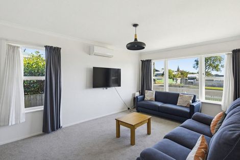 Photo of property in 32 Queenwood Road, Levin, 5510
