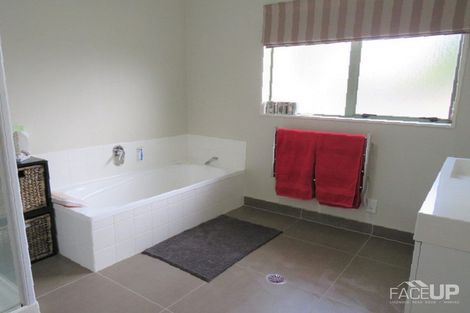 Photo of property in 22 Connemara Court, West Harbour, Auckland, 0618