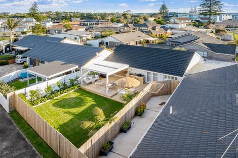 Photo of property in 2/4 Beach Road, Orewa, 0931