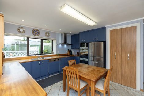 Photo of property in 2 Lavinia Grove, Waikanae Beach, Waikanae, 5036