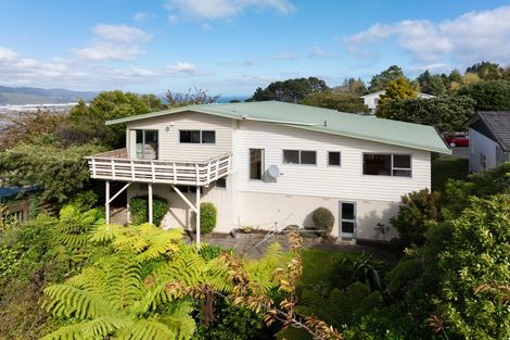 Photo of property in 5 Ardal Grove, Tirohanga, Lower Hutt, 5010