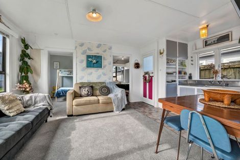 Photo of property in 52 Fifth Avenue, Urenui, 4377