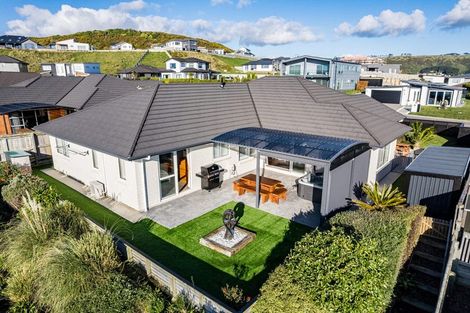 Photo of property in 86 Queen Charlotte Drive, Aotea, Porirua, 5024
