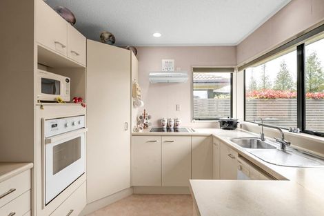 Photo of property in 93 Grosvenor Gardens, Flagstaff, Hamilton, 3210