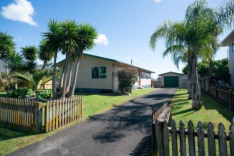 Photo of property in 8 Kauri Drive, Waiuku, 2123