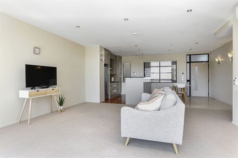 Photo of property in 2a/7 Frieston Road, Milford, Auckland, 0620
