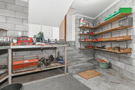 Photo of property in 15 Deakin Place, Clive, 4102