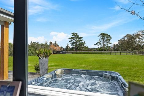 Photo of property in 124 Boord Crescent, Kumeu, 0891