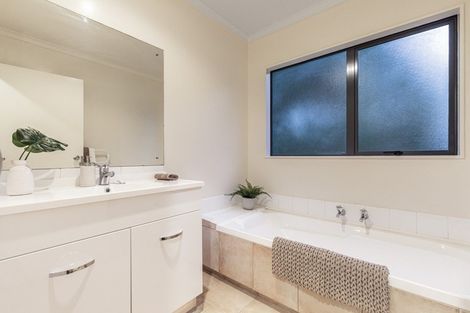 Photo of property in 16 Elder Place, Massey, Auckland, 0614