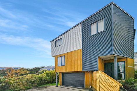 Photo of property in 82a Stewart Drive, Newlands, Wellington, 6037