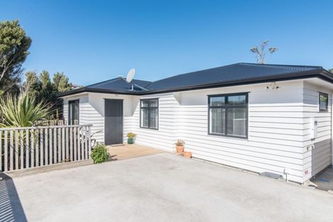 Photo of property in 15a Barclay Street, Newlands, Wellington, 6037
