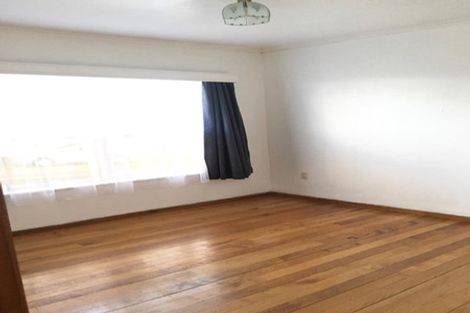 Photo of property in 32 Raleigh Road, Northcote, Auckland, 0627