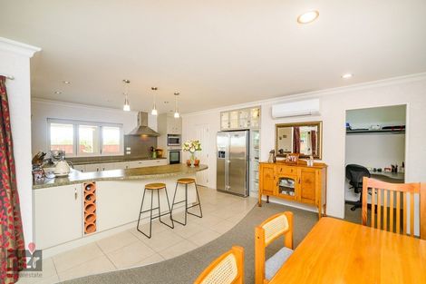 Photo of property in 3 Ron Place, Fitzherbert, Palmerston North, 4410