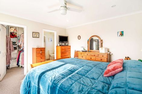 Photo of property in 11 Cleveland Heights, Kelvin Grove, Palmerston North, 4414