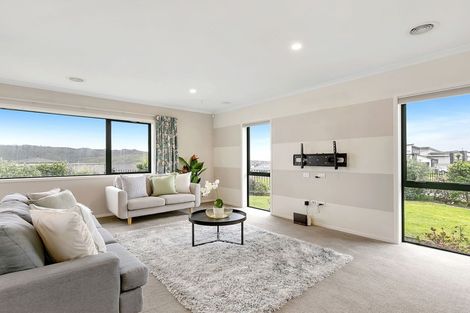 Photo of property in 117 Queen Charlotte Drive, Aotea, Porirua, 5024