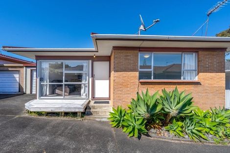 Photo of property in 2/38 Ballater Place, Highland Park, Auckland, 2010