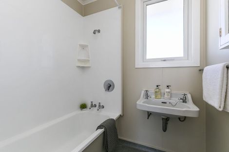 Photo of property in 55u2 Apu Crescent, Lyall Bay, Wellington, 6022