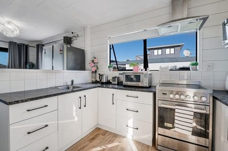 Photo of property in 57a Wade River Road, Stanmore Bay, Whangaparaoa, 0932