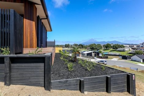 Photo of property in 4 Oliver O'leary Way, Westown, New Plymouth, 4310