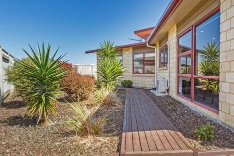 Photo of property in 40 Geneva Terrace, Kelvin Grove, Palmerston North, 4414