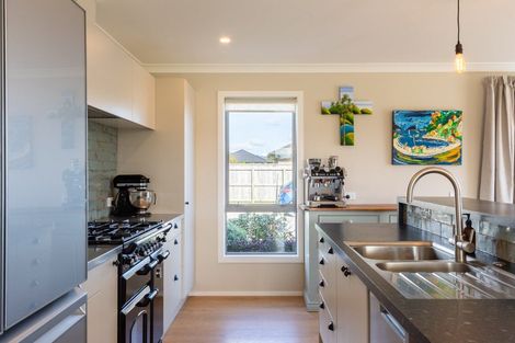 Photo of property in 7 Tapuhikura Street, Waikanae, 5036