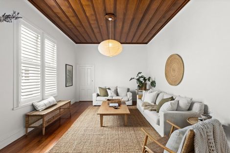 Photo of property in 27 Napier Terrace, Hospital Hill, Napier, 4110