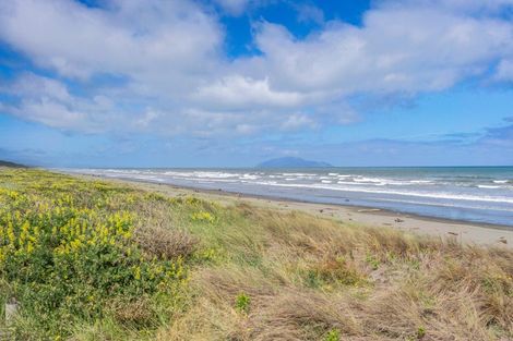 Photo of property in 32 Reay Mackay Grove, Waikawa Beach, Manakau, 5573