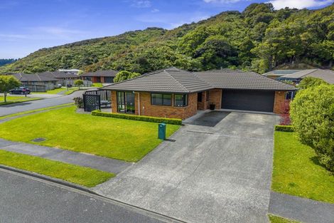 Photo of property in 15 Aragon Grove, Kingsley Heights, Upper Hutt, 5018