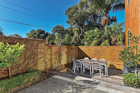 Photo of property in 8b Hauraki Road, Hauraki, Auckland, 0622