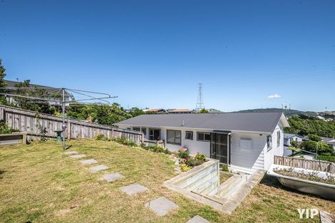Photo of property in 9a Pimlico Place, Newlands, Wellington, 6037