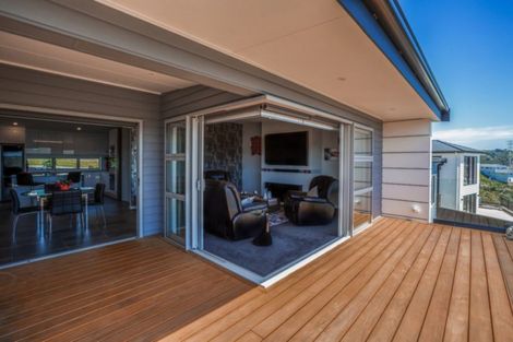 Photo of property in 2 Madeira Close, Whitby, Porirua, 5024