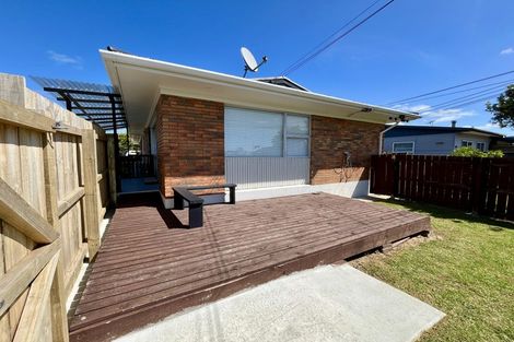 Photo of property in 1/101 Mcleod Road, Te Atatu South, Auckland, 0610