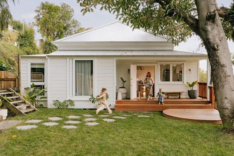 Photo of property in 5 Denholm Road, Hospital Hill, Napier, 4110