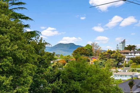 Photo of property in 19 Sovereign Place, Glenfield, Auckland, 0629