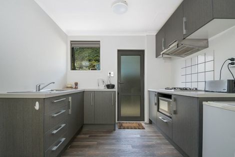 Photo of property in 2/1 Angle Street, Picton, 7220
