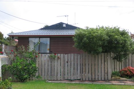 Photo of property in 2/34 Cresta Avenue, Beach Haven, Auckland, 0626