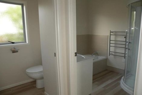 Photo of property in 60 Kia Ora Road, Beach Haven, Auckland, 0626