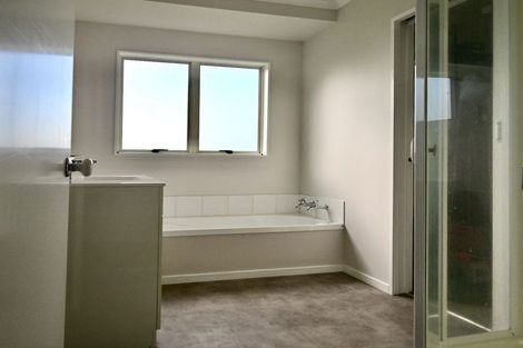 Photo of property in 24 Loughanure Place, Massey, Auckland, 0614