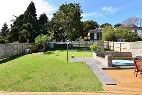 Photo of property in 17 Kathleen Street, Totara Vale, Auckland, 0627