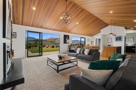 Photo of property in 6a Kinross Lane, Jacks Point, Queenstown, 9371