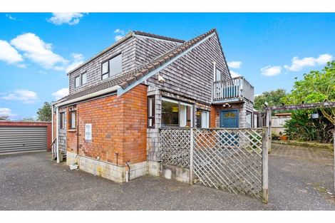 Photo of property in 2/58 Hillcrest Avenue, Hillcrest, Auckland, 0627