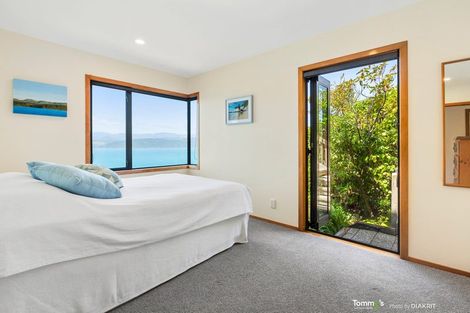 Photo of property in 20 Napier Street, Karaka Bays, Wellington, 6022