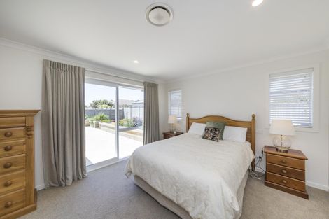 Photo of property in 2 Hydrangea Lane, Milson, Palmerston North, 4414