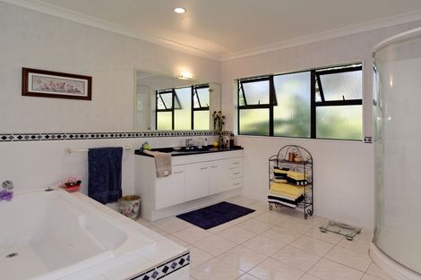 Photo of property in 12 Greenwoods Close, Titirangi, Auckland, 0604