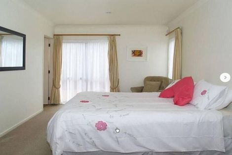 Photo of property in 2 Stella Grove, Newlands, Wellington, 6037