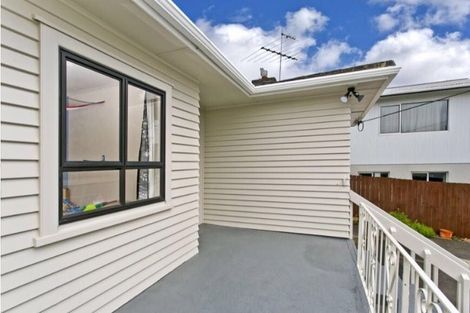 Photo of property in 2/25 Sunnyfield Crescent, Glenfield, Auckland, 0629
