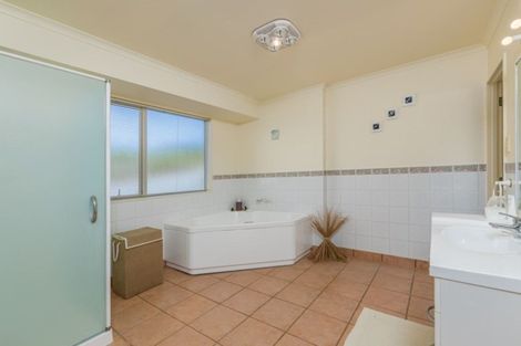 Photo of property in 2 Ocean View Road, Cable Bay, 0420