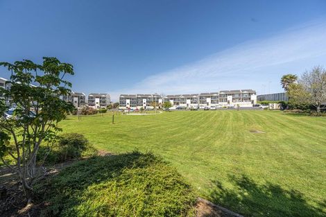 Photo of property in 13d/71 Spencer Road, Oteha, Auckland, 0632