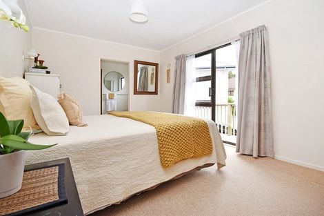 Photo of property in 4a Tower Hill, Stanmore Bay, Whangaparaoa, 0930