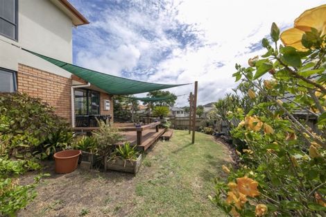 Photo of property in 2 Berkshire Terrace, Massey, Auckland, 0614